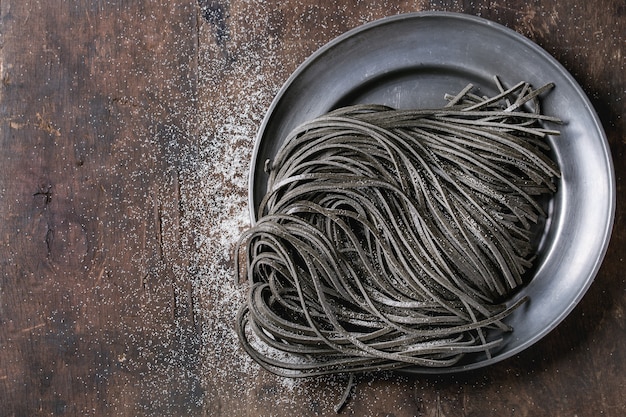 Pasta di spaghetti neri crudi