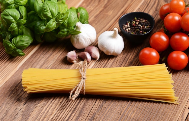 pasta di spaghetti su sfondo di legno