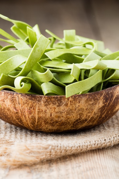 Pasta di spinaci sul tavolo di legno