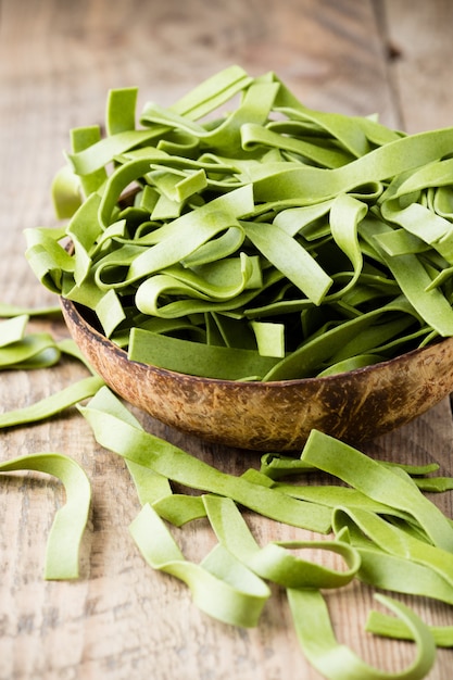 Pasta di spinaci sulla superficie in legno, studio fotografico.