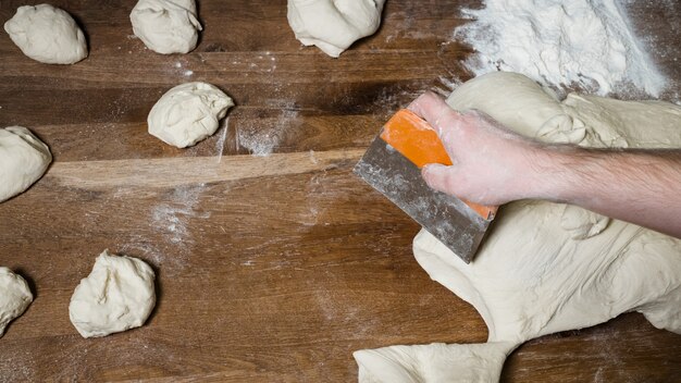 Pasta di taglio dello chef. Gnocco halusky o preparazione del pane. Processo di cottura