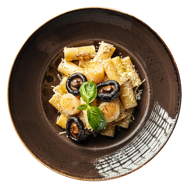 Pasta di tartufo isolata con shiitake e capesante