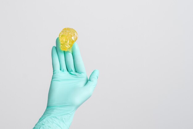 Pasta di zucchero per depilazione sulla mano del guanto.