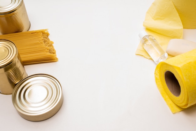 Pasta e cibo in scatola su uno sfondo bianco