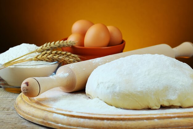 Pasta e farina su una tavola di legno