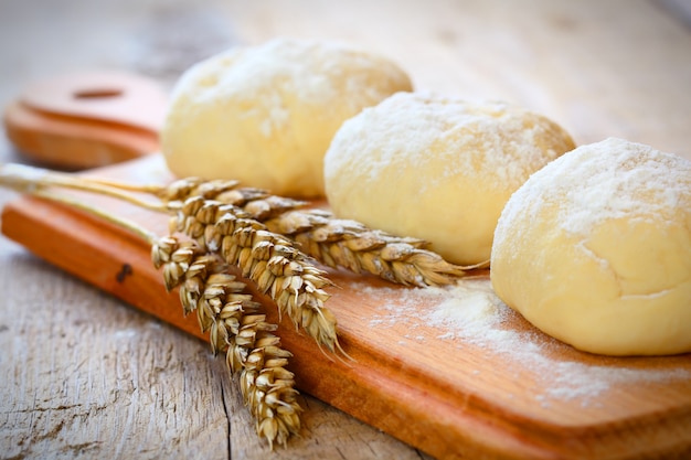 Pasta e grano su una tavola di legno