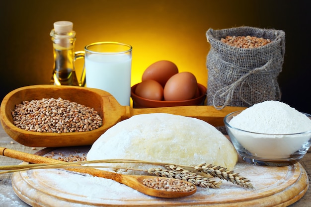 Pasta e grano su una tavola di legno