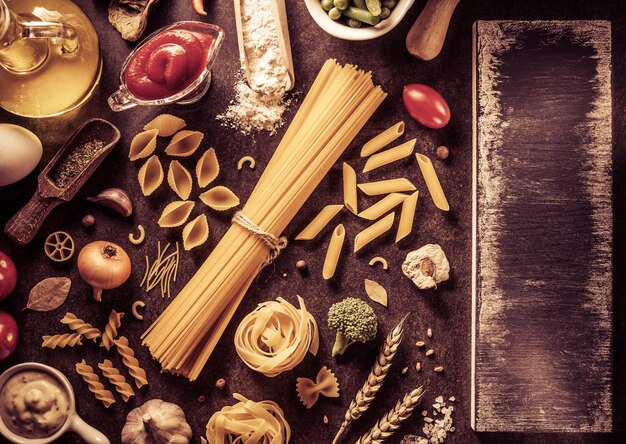 Pasta e ingrediente alimentare su oscurità