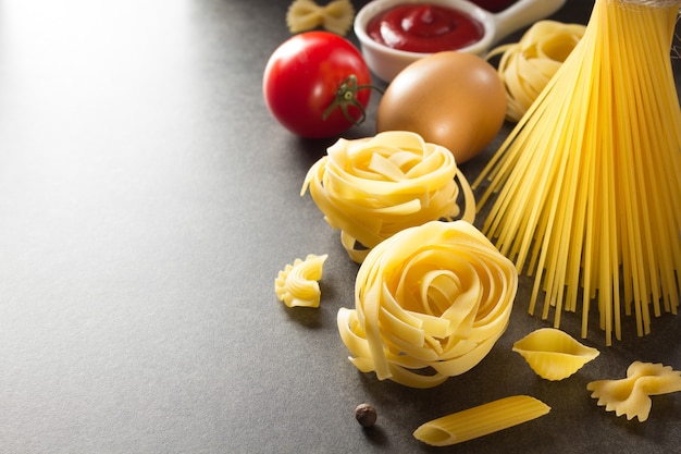 Pasta e ingrediente alimentare su oscurità