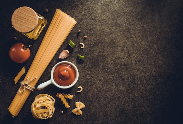 Pasta e ingrediente alimentare su sfondo scuro