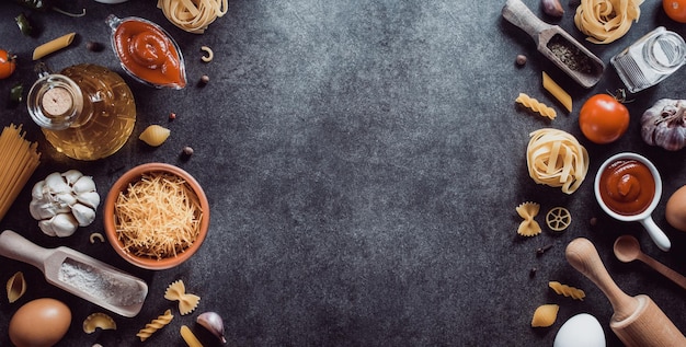 Pasta e ingrediente alimentare su sfondo scuro