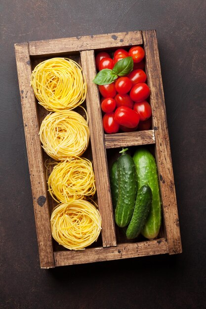 Pasta e ingredienti Pomodoro basilico cetriolo Concetto di cottura Vista dall'alto