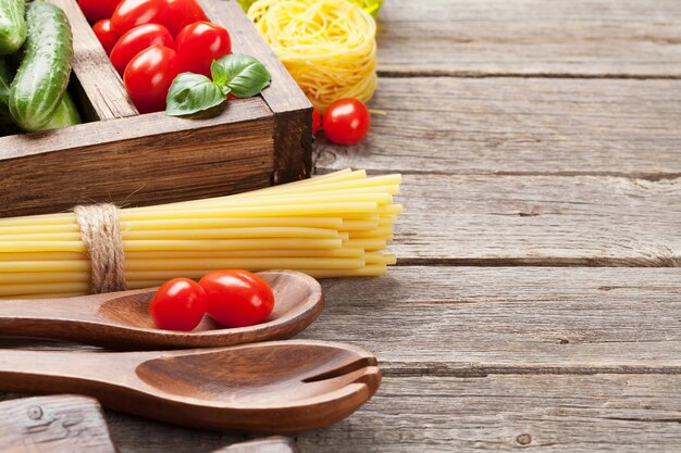 Pasta e ingredienti Pomodoro basilico cetriolo Concetto di cucina Con spazio per il testo