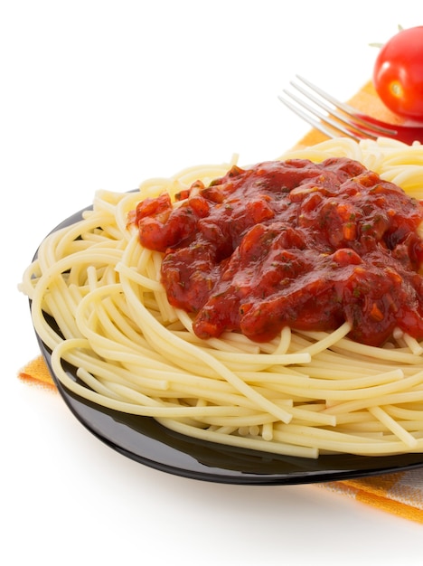 Pasta e salsa di pomodoro isolata on white