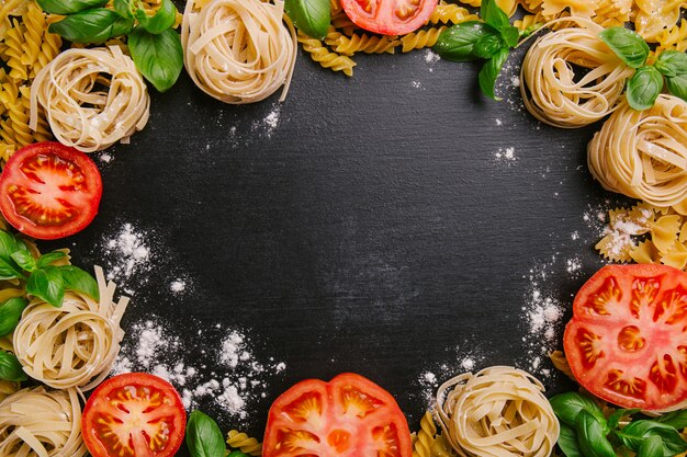 Pasta e verdure fresche sparse nella farina