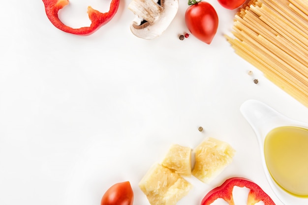 Pasta e verdure su uno sfondo bianco