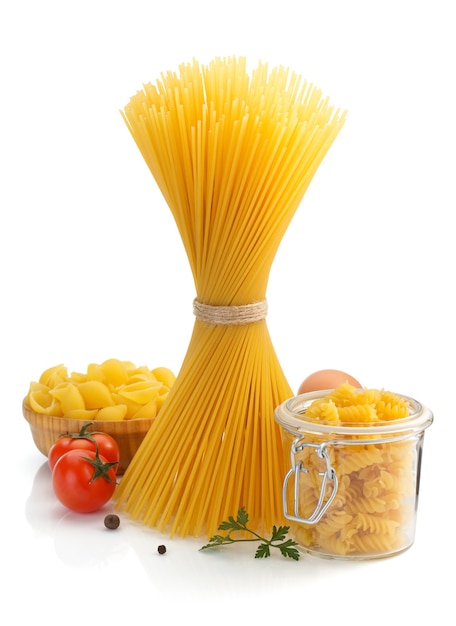 Pasta ed ingredienti isolati in bianco