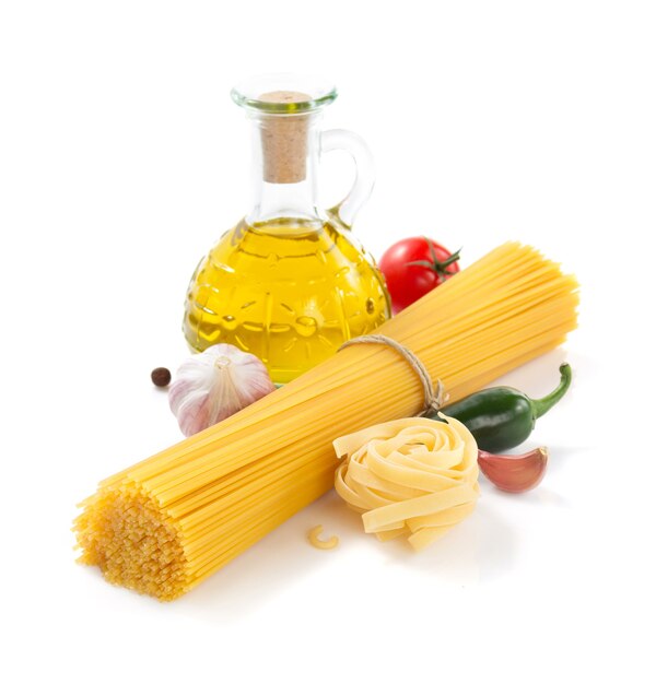 Pasta ed ingredienti isolati in bianco