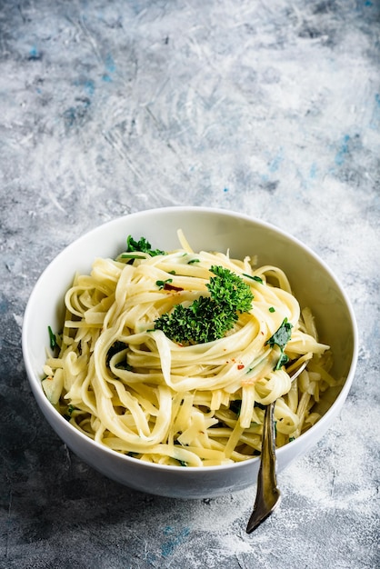 Pasta facile con olio d'oliva e aglio