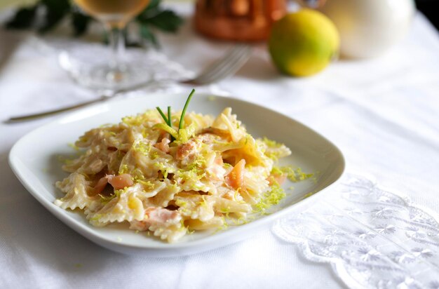 Pasta Farfalle con salmone affumicato una salsa a crema e limone