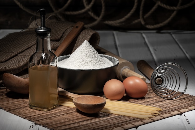 Pasta fatta a mano sul bancone della cucina