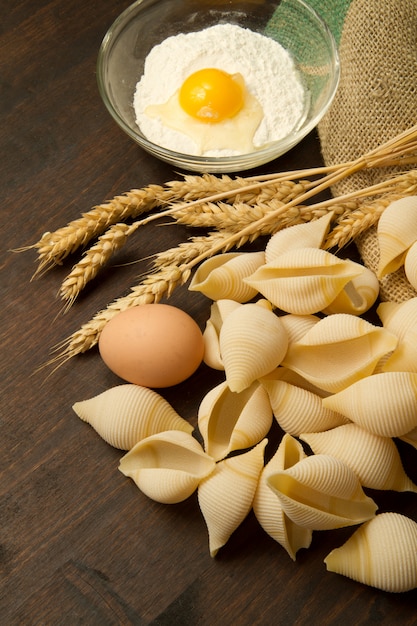 Pasta fatta in casa con ingredienti freschi