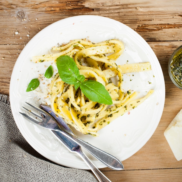 Pasta fatta in casa cotta con pesto e basilico