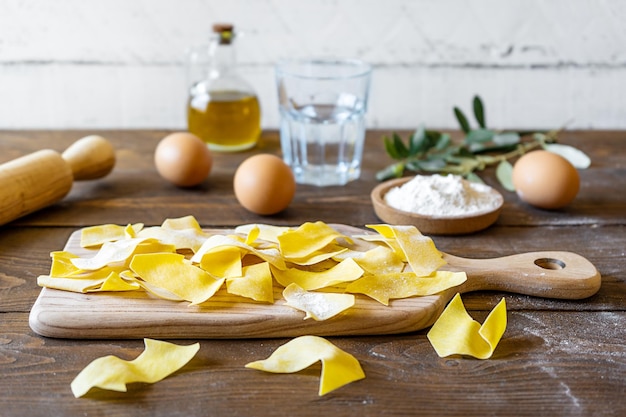 Pasta fatta in casa Maltagliati su tagliere con ingredienti