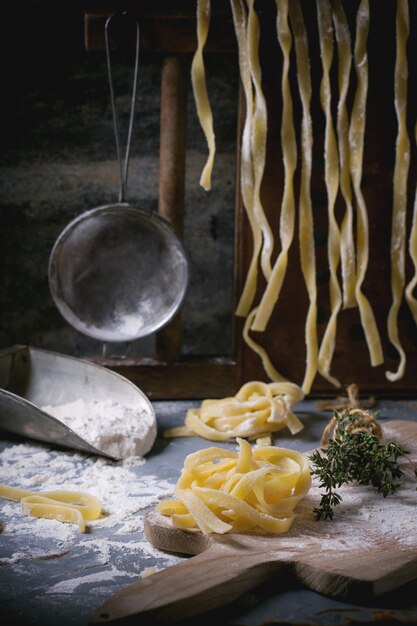 Pasta fatta in casa su cemento