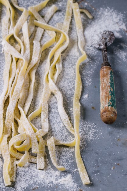 Pasta fatta in casa su cemento