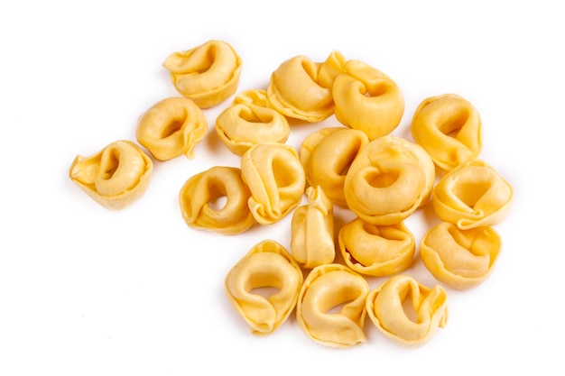 Pasta fresca cruda dei tortellini isolati su fondo bianco