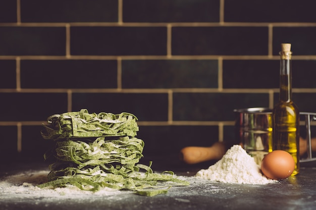 Pasta fresca italiana vegana con spinaci