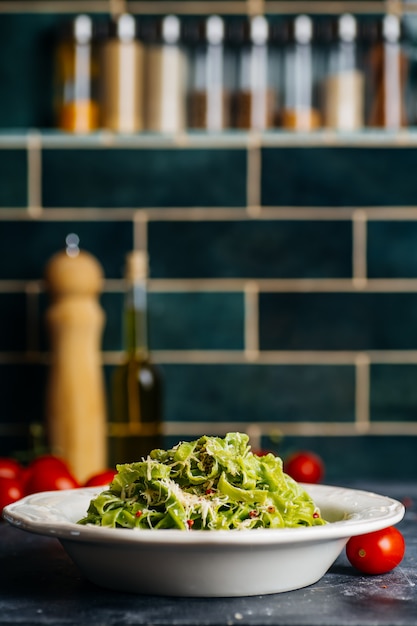 Pasta fresca italiana vegana con spinaci