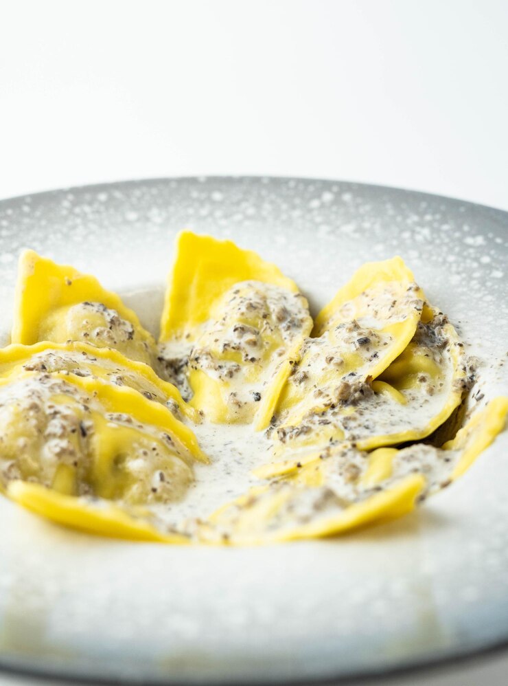 Foto pasta fresca ripiena di crema bianca