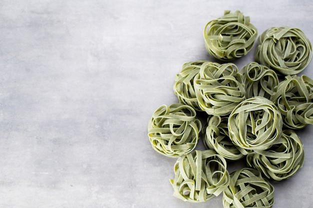 Pasta fresca verde su sfondo grigio