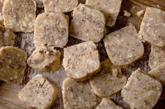 Pasta frolla fatta in casa per biscotti di zucchero con noci