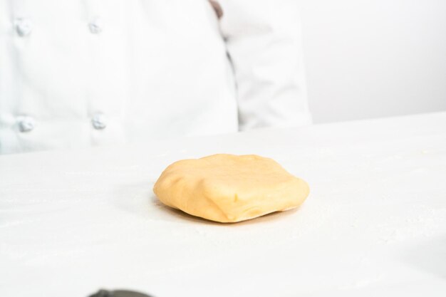 Pasta frolla pronta per essere stesa in tavola.