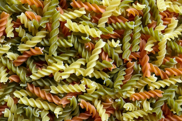 Pasta fusilli tricolore vista dall'alto