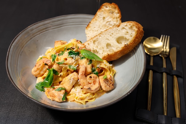 Pasta gamberi con salsa e pane