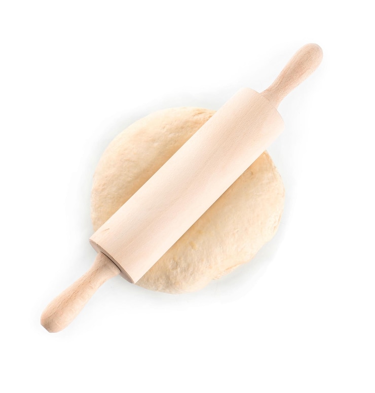 Foto pasta grezza con rotolo su sfondo bianco