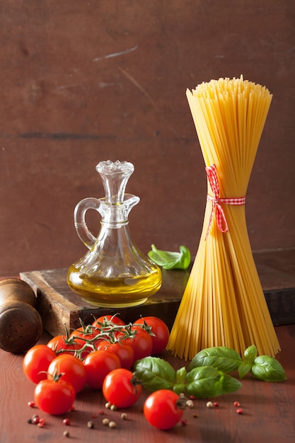 Pasta grezza pomodori olio d'oliva