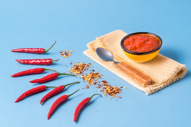 Pasta Harissa rossa fatta in casa, spezie al peperoncino e peperoncino rosso fresco.