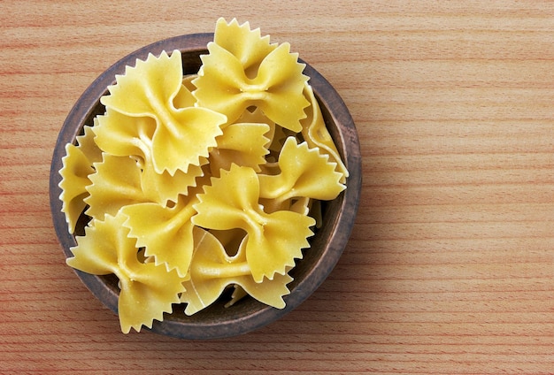 Pasta in ciotola di legno