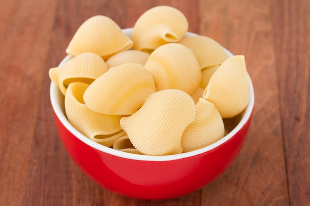 Pasta in una ciotola rossa