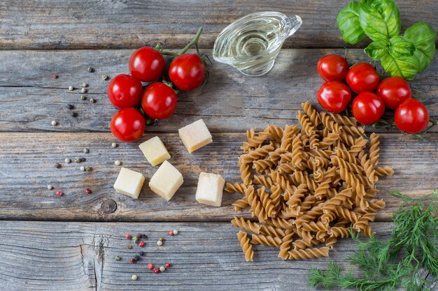 pasta integrale, pomodori, olio d&#39;oliva, basilico, aneto, formaggio, pepe