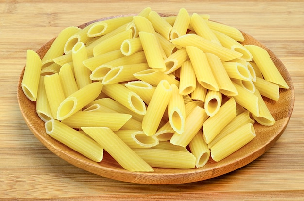 Pasta intera nel piatto.