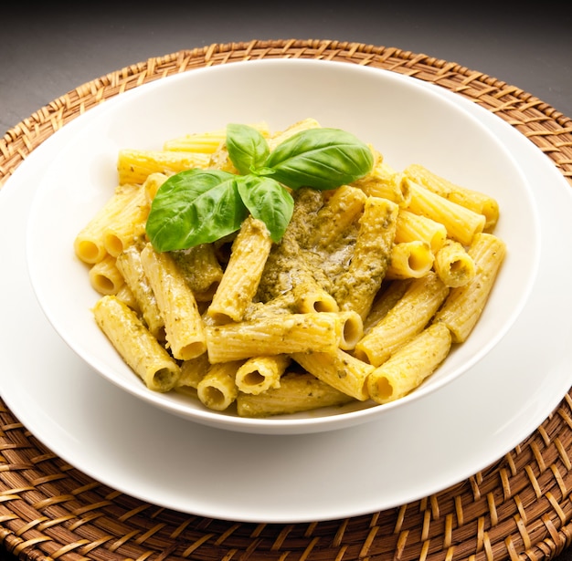 Pasta italiana al pesto