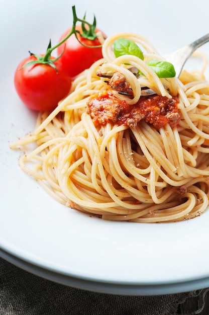 Pasta italiana alla bolognese con carne e pomodoro