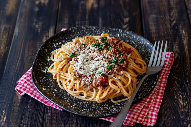 Pasta italiana alla bolognese. Spaghetti. Cucina nazionale. Ricetta. Rustico.