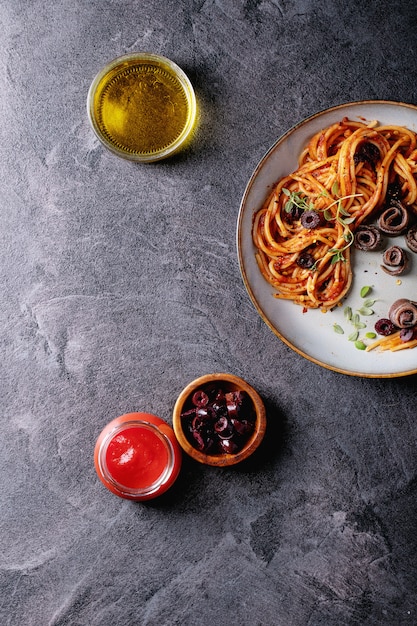 Pasta italiana classica di spaghetti all&#39;acciuga